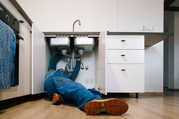 Professional Emergency Plumber technician working in Geyserville, CA